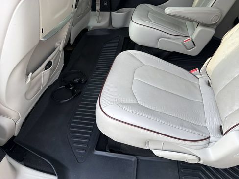 Used 2017 Chrysler Pacifica Limited FWD image 31