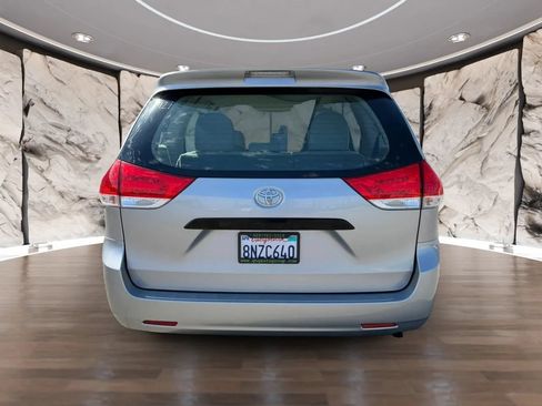 Used 2011 Toyota Sienna w/ Towing Pkg FWD image 7