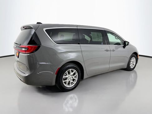 Used 2025 Chrysler Pacifica Select FWD image 8