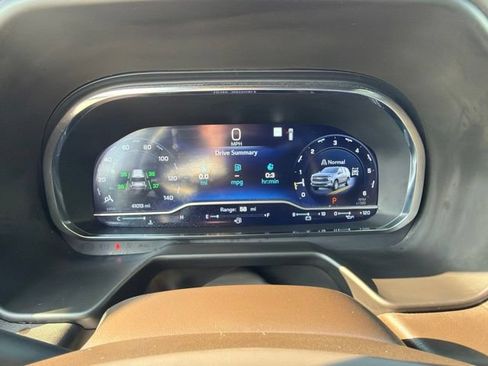 Certified 2022 Chevrolet Tahoe LT w/ Luxury Package AWD/4WD image 16