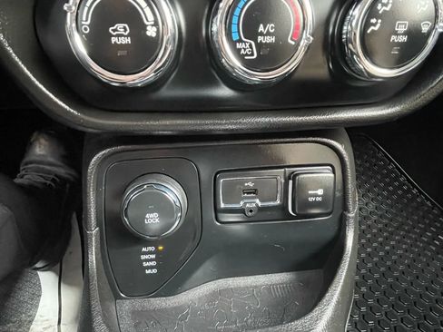 Used 2017 Jeep Renegade Latitude w/ Cold Weather Group image 24