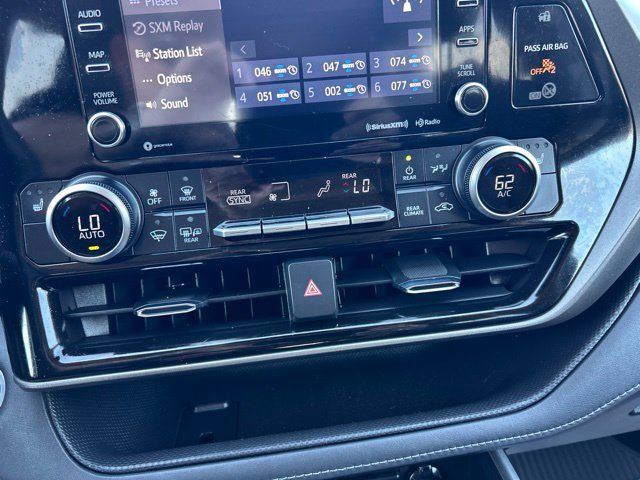 Used 2021 Toyota Highlander XLE AWD/4WD image 17