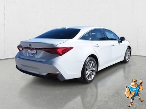 Used 2022 Toyota Avalon XLE image 4