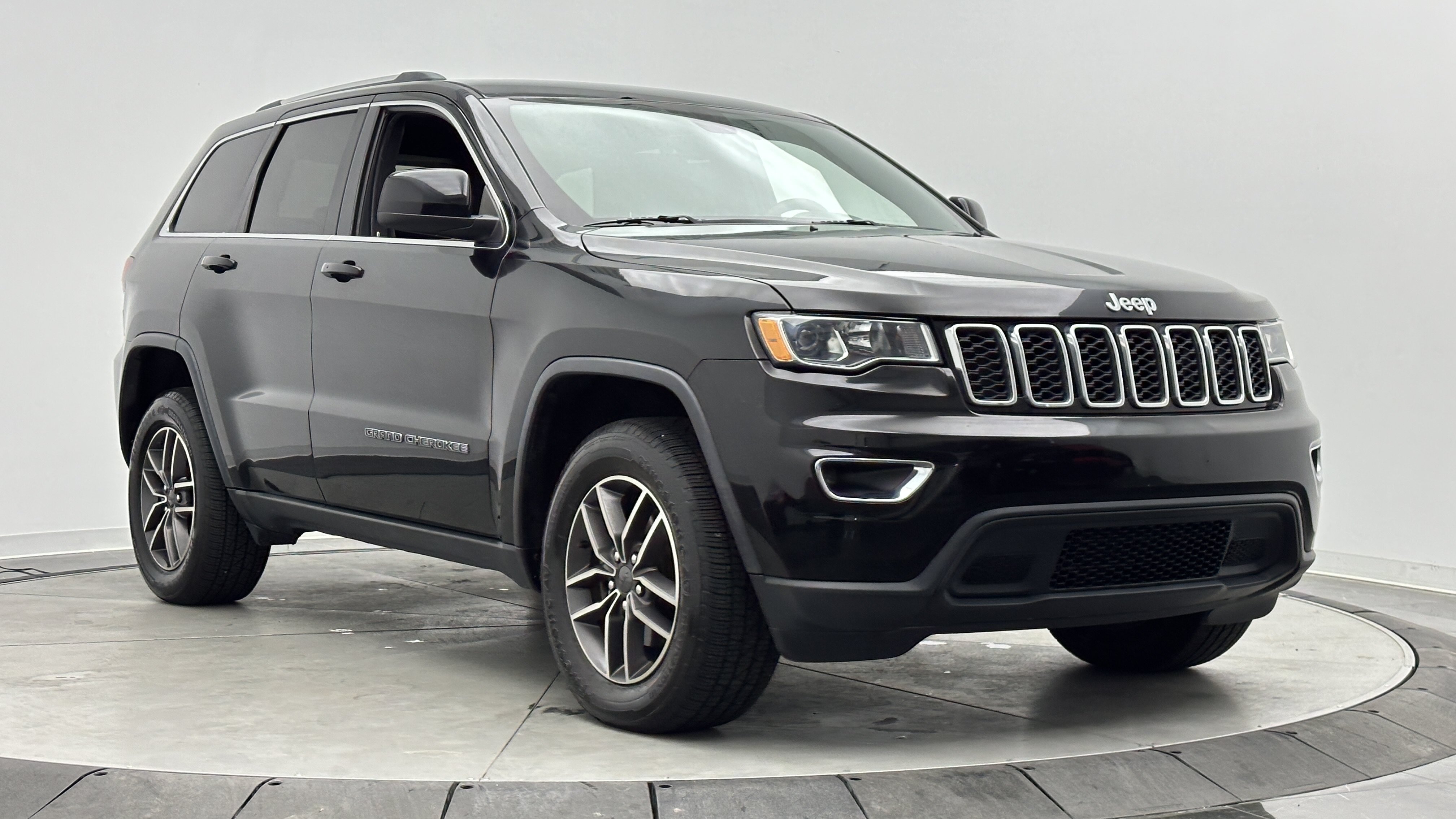 Used 2020 Jeep Grand Cherokee Laredo w/ 18" Wheel & 8.4" Radio Group AWD/4WD image 3