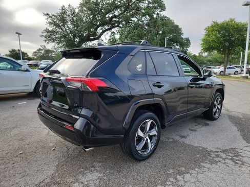 Used 2021 Toyota RAV4 SE w/ Weather & Moonroof Package AWD/4WD image 5