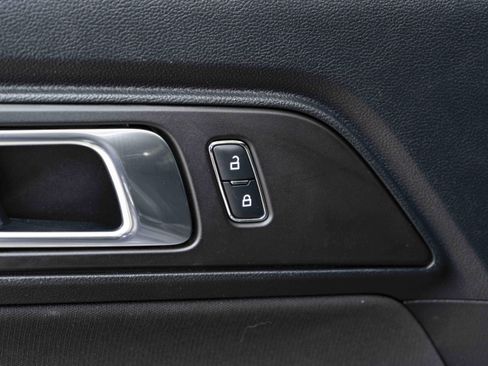 Used 2018 Ford Mustang Coupe image 36