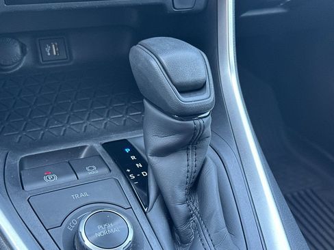Used 2025 Toyota RAV4 XLE AWD/4WD image 32