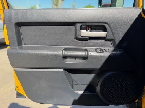 Used 2007 Toyota FJ Cruiser Base 4dr SUV (4L V6 5A) image 17