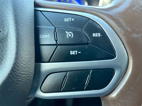 Used 2018 Chrysler Pacifica Limited w/ Tire & Wheel Group image 24