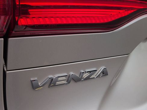 Used 2022 Toyota Venza LE image 13