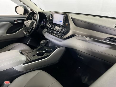 Used 2020 Toyota Highlander XLE image 29