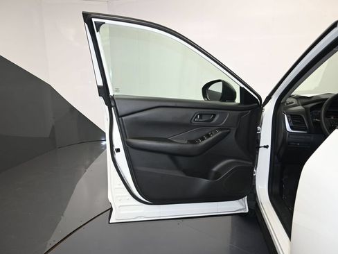 Used 2024 Nissan Rogue S FWD image 10
