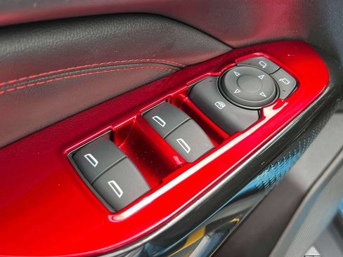 Used 2025 Chevrolet Trax RS w/ Sunroof Package FWD image 17