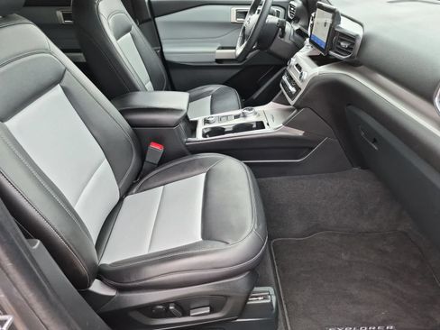 Used 2024 Ford Explorer XLT w/ Equipment Group 202A AWD/4WD image 21