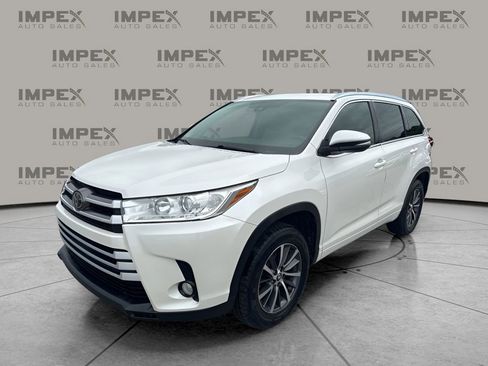 Used 2017 Toyota Highlander XLE FWD image 1