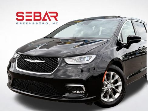 Used 2026 Chrysler Pacifica Limited FWD image 3