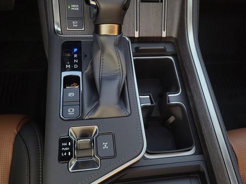 Used 2025 Lexus GX 550 w/ Accessory Package (2T) image 26