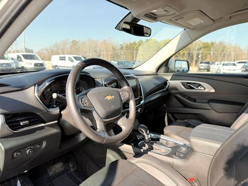 Used 2021 Chevrolet Traverse LT image 16
