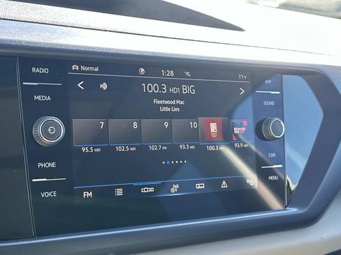 Certified 2023 Volkswagen Taos SE w/ Panoramic Sunroof Package image 11