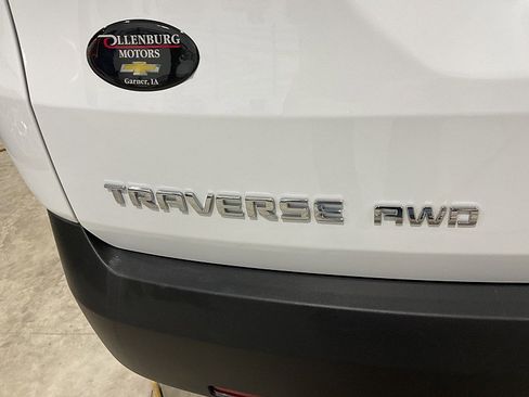 Used 2023 Chevrolet Traverse LT image 9