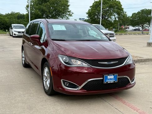 Used 2018 Chrysler Pacifica Touring Plus w/ Tire & Wheel Group FWD image 10