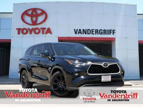 Used 2024 Toyota Highlander LE FWD image 1