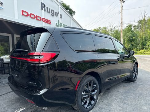 New 2027 Chrysler Pacifica Limited AWD/4WD image 3