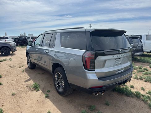 Used 2025 Chevrolet Suburban Z71 AWD/4WD image 2