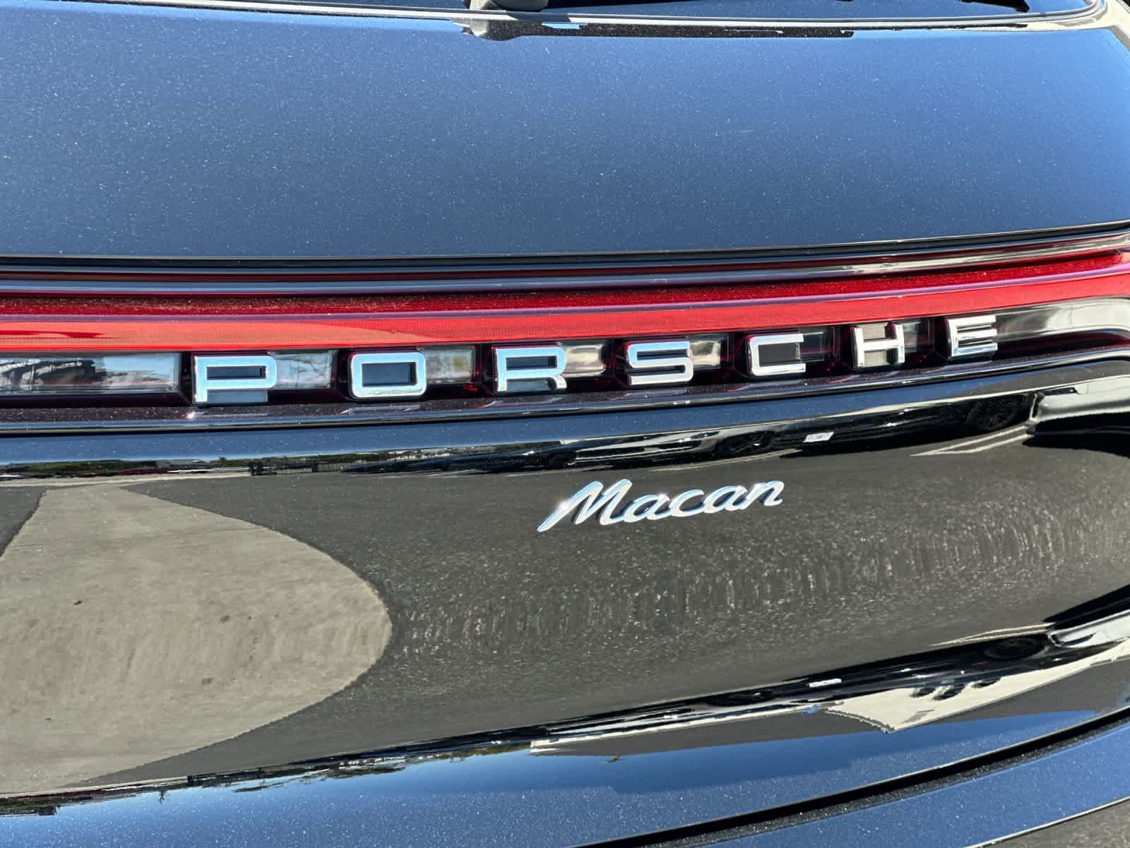 Certified 2025 Porsche Macan AWD/4WD image 31