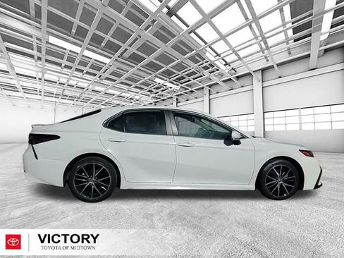 Used 2023 Toyota Camry SE image 2