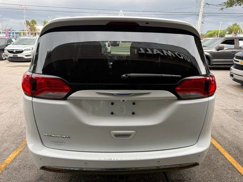 Used 2018 Chrysler Pacifica Touring-L Plus FWD image 6
