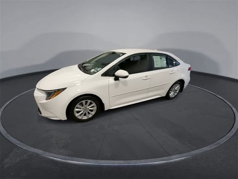 Used 2023 Toyota Corolla LE image 4
