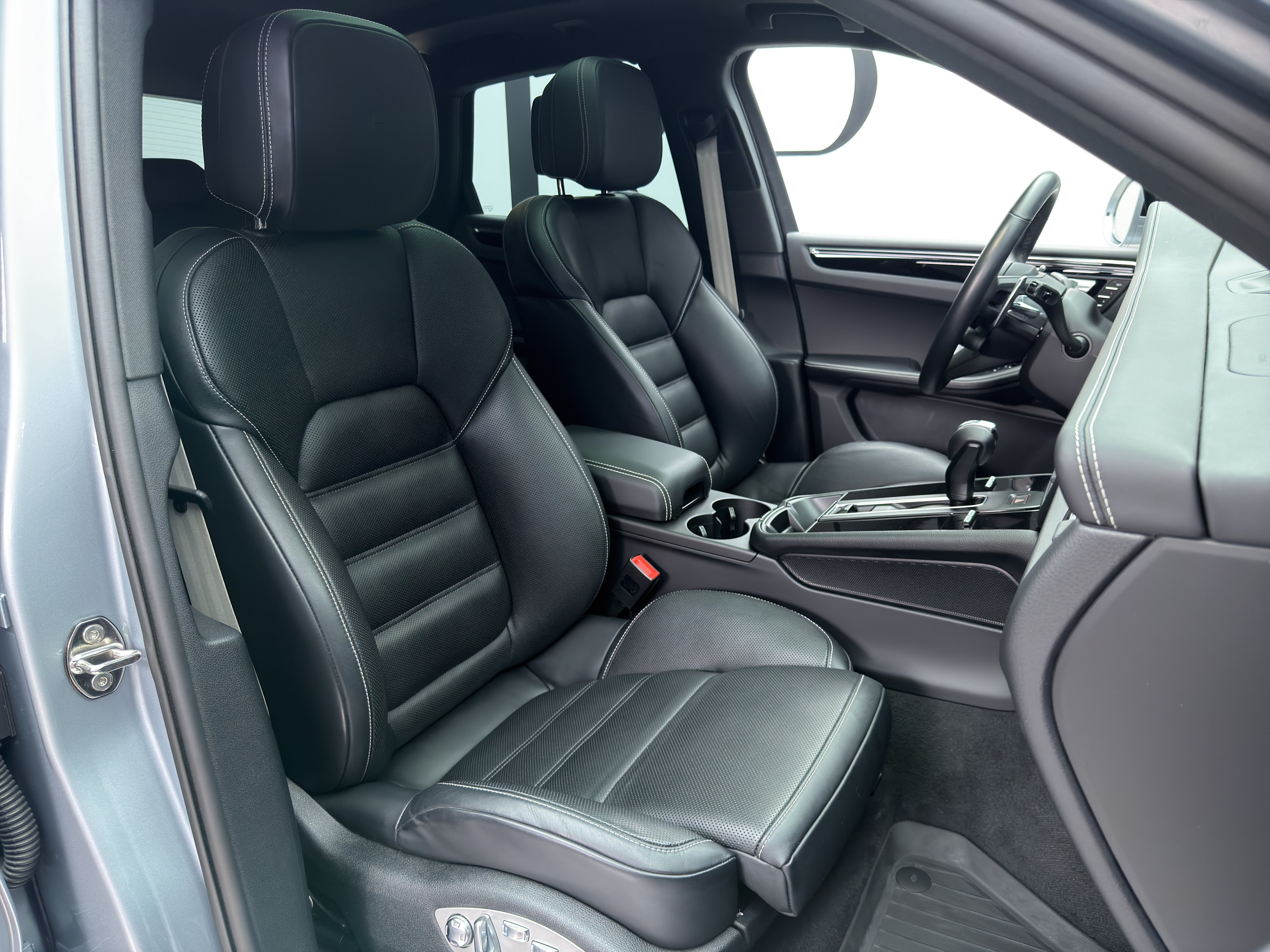 Used 2025 Porsche Macan S AWD/4WD image 17