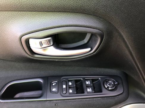 Used 2018 Jeep Renegade Latitude image 11