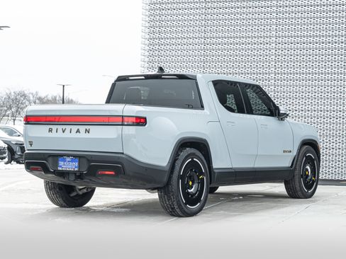 Used 2022 Rivian R1T Adventure image 4