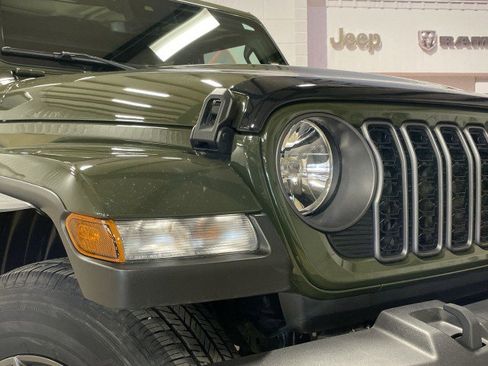 Used 2024 Jeep Gladiator Sport image 10