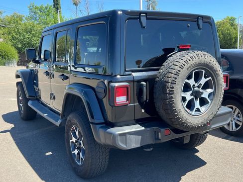 Used 2018 Jeep Wrangler Unlimited Sahara w/ Uconnect 4C Nav & Sound Group AWD/4WD image 6