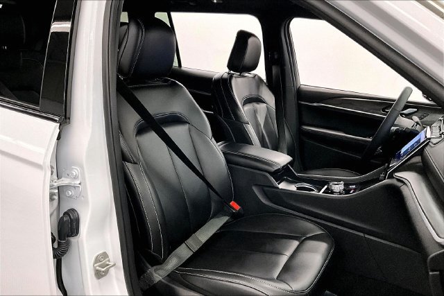 Used 2024 Jeep Grand Cherokee L Limited w/ Black Appearance Package AWD/4WD image 8