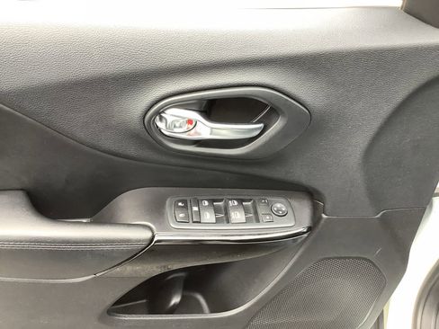 Used 2020 Jeep Cherokee Latitude Plus w/ Cold Weather Group AWD/4WD image 13