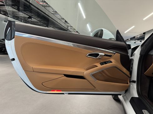 Used 2018 Porsche 911 Cabriolet image 9