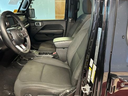 Used 2019 Jeep Wrangler Unlimited Sahara AWD/4WD image 14