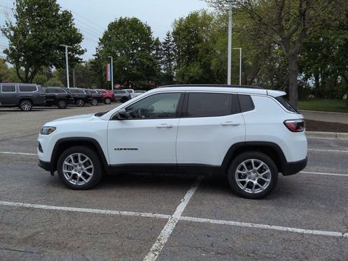 Used 2024 Jeep Compass Latitude AWD/4WD image 6