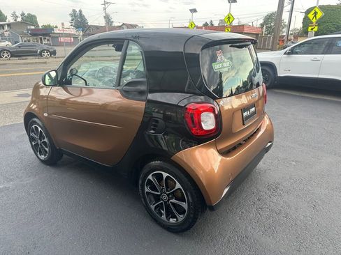 Used 2016 smart fortwo passion RWD image 8