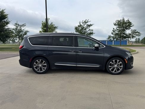 Used 2019 Chrysler Pacifica Limited FWD image 3