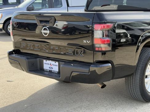Used 2023 Nissan Frontier SV image 8