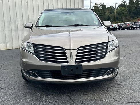 Used 2019 Lincoln MKT AWD image 3