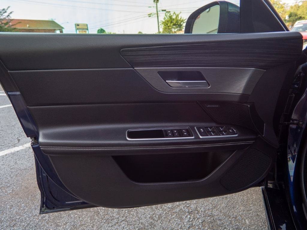 Used 2018 Jaguar XF S RWD image 15