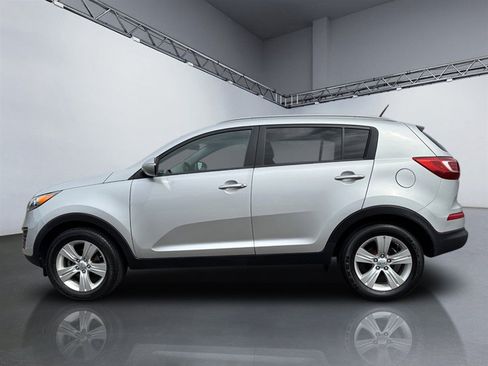 Used 2011 Kia Sportage LX w/ Convenience Pkg FWD image 2