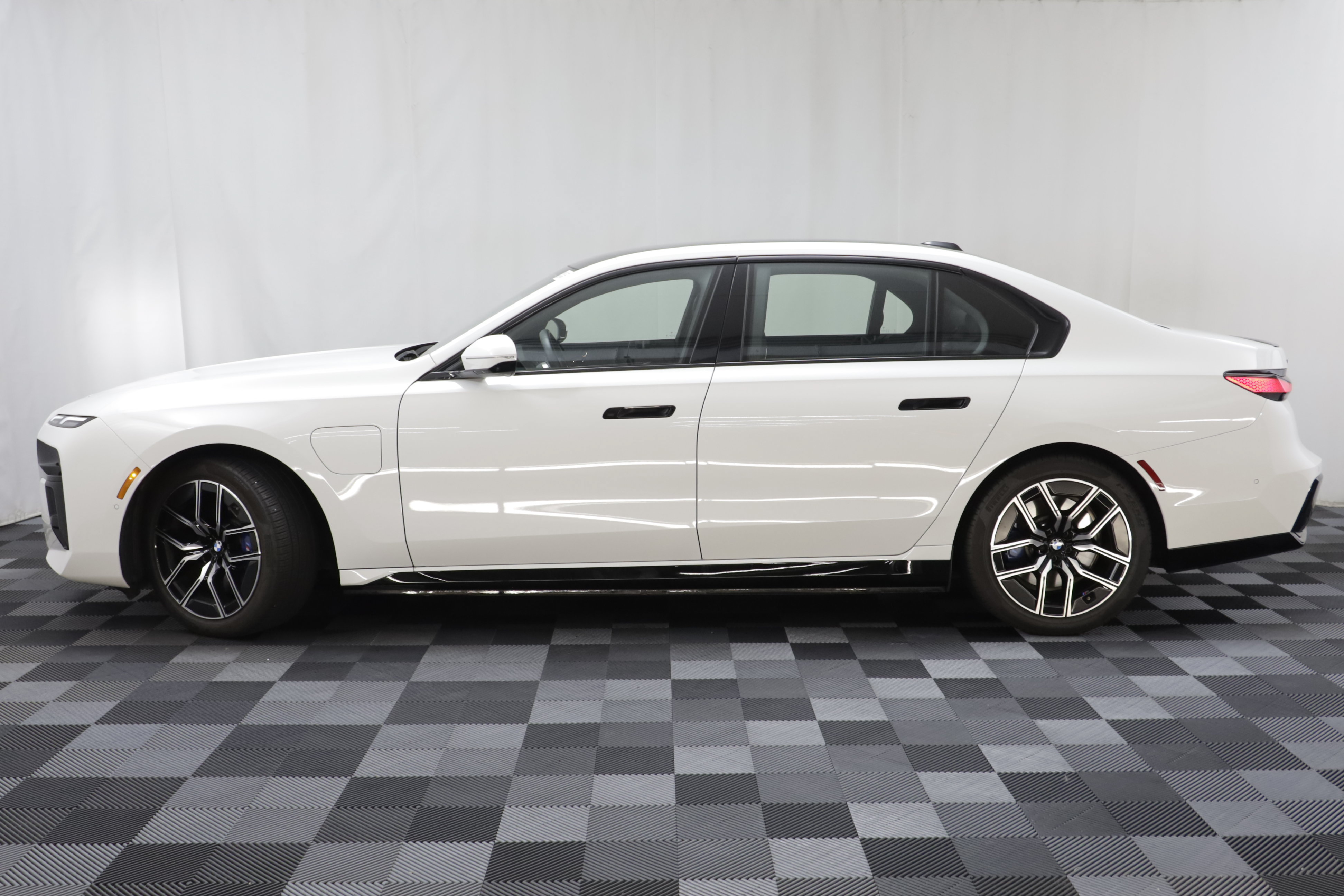 Used 2026 BMW 750e xDrive w/ Autobahn Package AWD/4WD image 4