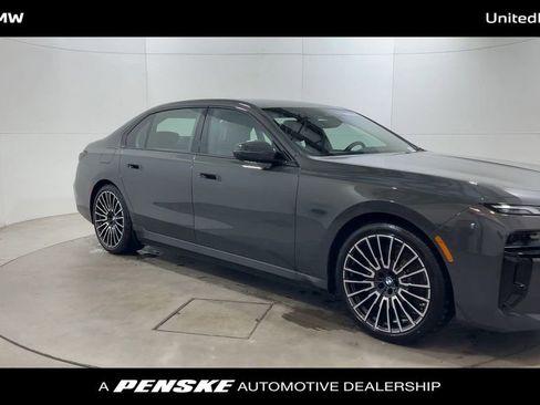 New 2026 BMW 750e xDrive w/ Premium Package image 2